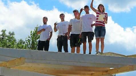 Ingenieurin Katrin Mayer ließ bei ihrem Richtspruch Planer, Arbeitsfirmen und die Gemeinde Rugendorf als Bauherrn hochleben. Foto: Wulf