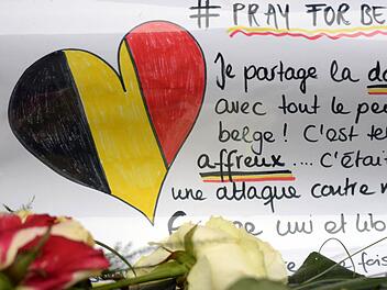 Blumen und Beileidsbekundungen liegen seit Dienstag vor der belgischen Botschaft in Berlin. Mindestens 31 Menschen wurden in Belgiens Hauptstadt Brüssel bei einer Terrorserie getötet, mehr als 270 sind verletzt.  Foto: Britta Pedersen/dpa