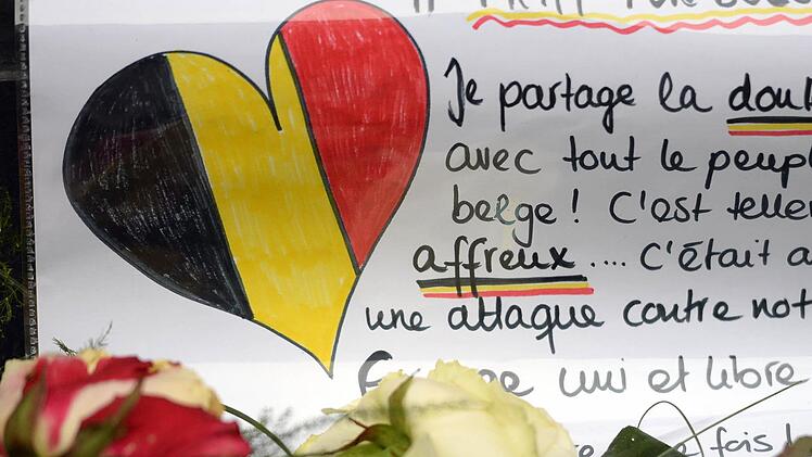 Blumen und Beileidsbekundungen liegen seit Dienstag vor der belgischen Botschaft in Berlin. Mindestens 31 Menschen wurden in Belgiens Hauptstadt Brüssel bei einer Terrorserie getötet, mehr als 270 sind verletzt.  Foto: Britta Pedersen/dpa