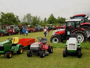 Blick in die vielseitige Ausstellung des Bulldog-Treffens von Oldies bis zu modernen Zugmaschinen. Fotos: Günther Geiling