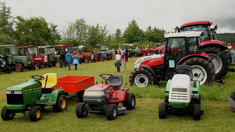 Blick in die vielseitige Ausstellung des Bulldog-Treffens von Oldies bis zu modernen Zugmaschinen. Fotos: Günther Geiling