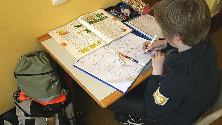 Sollte Kindern bei Schultasche und Turnschuhen vermittelt werden, dass sie nicht das teuerste Produkt brauchen? Oder ist Bildung jeden Preis wert? Foto: Hänseler / Archiv