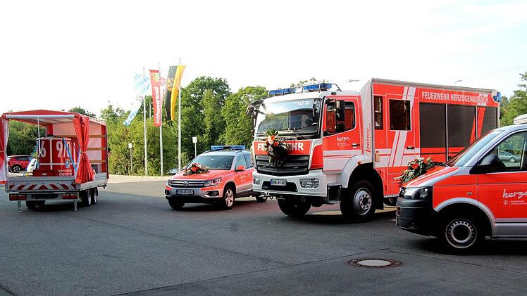 Drei Fahrzeuge sowie der Anhänger mit Außenlastbehälter der Flughelfer wurden in Dienst gestellt