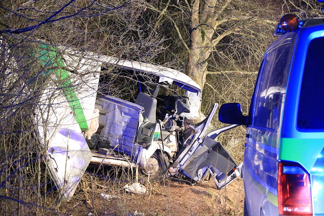 Auto prallt nach Verfolgungsjagd bei Staffelbach gegen Baum