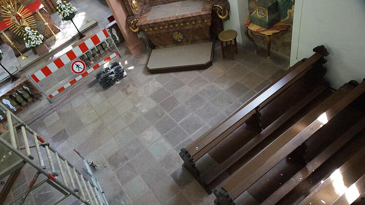 Putzstücke sind in die Bankreihen gefallen.Foto: Arkadius Guzy