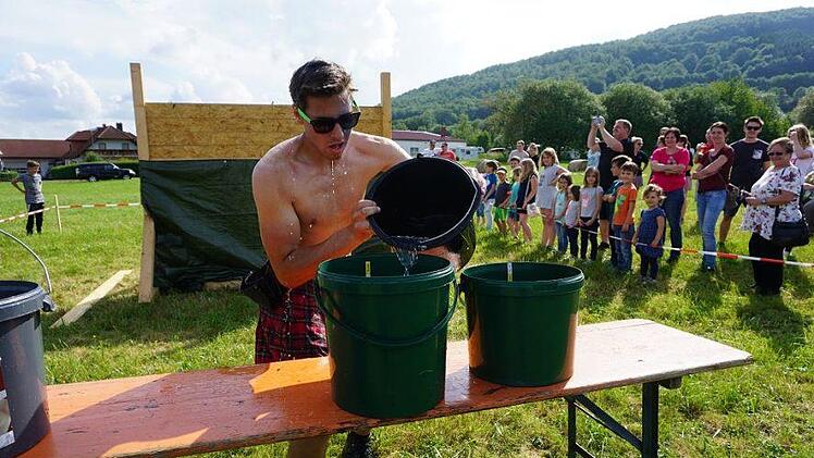 Bei den Temperaturen war das Spiel mit den Wassereimern eine angenehme Erfrischung. Foto: Marion Eckert