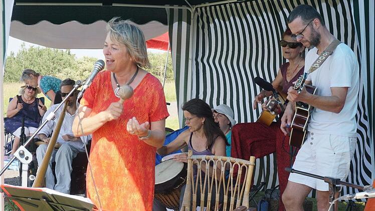 pirituelle Lieder, Mantras, Kraftlieder und Lobpreis gab es beim Tag  der spirituellen Lieder auf dem Kreuzberg, dabei ging es um Freude und  inneren Frieden. Organisatorin Dagmar Richter (links) war großer Freude  bei der Sache.Marion Eckert