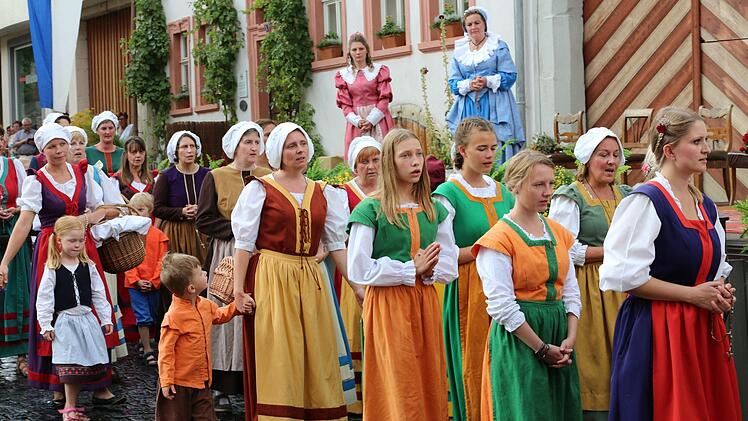 Alle ziehen in die Kirche.  Thomas Malz