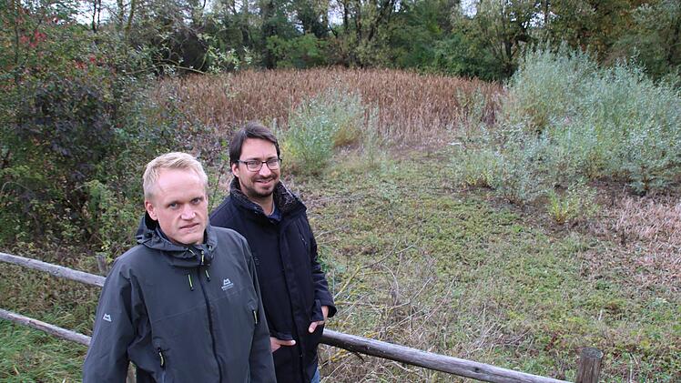Peter Piel (hinten) und Jan Hochstein an der Schwarzen Pfütze. Foto: Ralf Ruppert