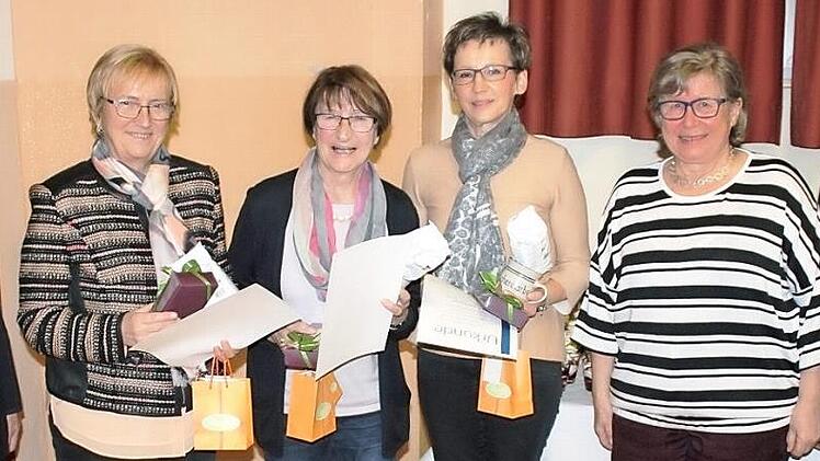 Die Ausgezeichneten (von links): B&uuml;chereileiterin Andrea G&ouml;ldner, Anita Dauer, Gerda Kaplan, Elisabeth Eberlein, Maria Bauer mit B&uuml;rgermeister Udo Dauer  Foto: Roland Dietz