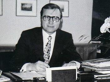 Heinz Köhler während seiner Zeit als Landrat in seinem Büro. Foto: privat