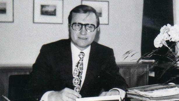 Heinz Köhler während seiner Zeit als Landrat in seinem Büro. Foto: privat
