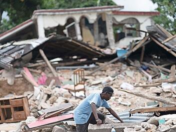 Ein Mann in den Trümmern seines Hauses in Les Cayes, Haiti