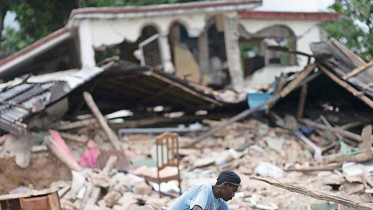 Ein Mann in den Trümmern seines Hauses in Les Cayes, Haiti