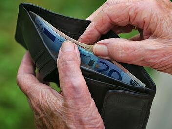 Auf einem Kundenparkplatz eines Einkaufmarktes in Hof, wurde eine Seniorin Opfer von Betrügern. Auf einem Kundenparkplatz eines Einkaufmarktes in Hof, wurde eine Seniorin Opfer von Betrügern.