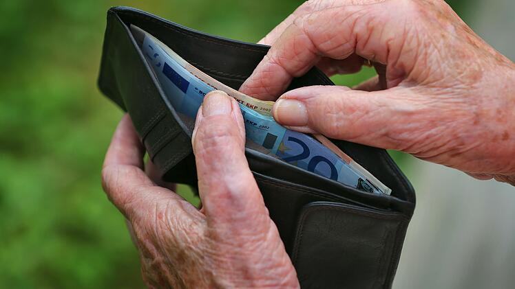 Eine 80-J&auml;hrige wurde Opfer von Betr&uuml;gern: Sie dachte, sie m&uuml;sste ihrem Ehemann das Leben retten.