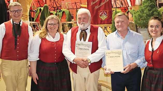 Die neuen Ehrenmitglieder des Musikvereins Oberthulba mit den drei Vorsitzenden beim Konzert: (von links) Herbert Wehner, Katrin Schie&szlig;er, Andreas Manger, G&uuml;nter H&uuml;ttl und Katharina Schlereth.