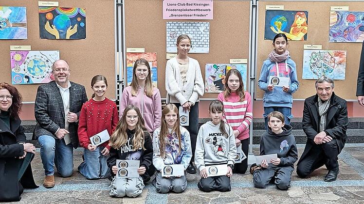 Auf dem Bild zu sehen sind von links OStR Rudolf Dotzauer, Katja Then (Fachschaft Kunst), Schulleiter Markus Arneth, Layla d’Angelo (6b), Luisa Rost (6a), Lena Zirk (6c), Aurelia Scheiner (6c), Sophia Geiger (6a), Katharina Klencz (6b), Marie Reut...