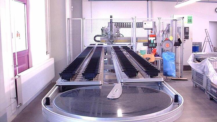 Eine CNC-gesteuerte Polyurethanschäummaschine mit Umlaufband