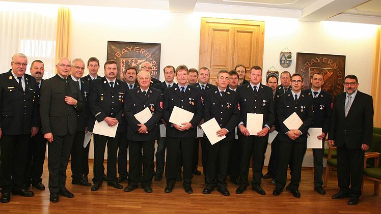 Die ausgezeichneten Feuerwehrleute aus dem gesamten Stadtgebiet, die das Ehrenzeichen in Gold und Silber bekamen. Mit Kreisbrandrat Bernhard Ziegmann, KBM Manfred Friedrich, Landrat Günther Denzler (von links) und Bürgermeister Georg Zipfel (rechts)