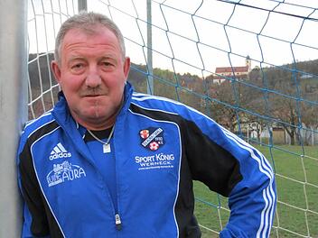 Robert Wirth: Lebende Legende, dessen Herz nur für blau-weiß schlägt. Er spielt seit 35 Jahren Fußball. Dafür wurde er bei der Generalverammlung des SV Aura geehrt. Fotos: Doris Bauer