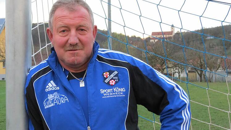 Robert Wirth: Lebende Legende, dessen Herz nur für blau-weiß schlägt. Er spielt seit 35 Jahren Fußball. Dafür wurde er bei der Generalverammlung des SV Aura geehrt. Fotos: Doris Bauer