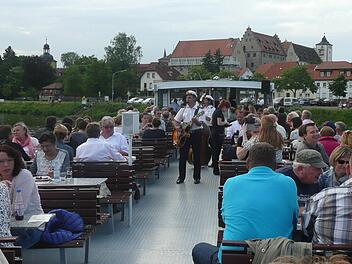 "Die Rossinis" machten ihre Sache gut auf dem Schiff. Bei milden Temperaturen war es eine Schiffsfahrt, die schöne Anblicke bot, wie etwa hier beim Ablegen in Haßfurt das Landratsamt und den Oberen Turm vom Wasser aus. Fotos: Günther Geiling