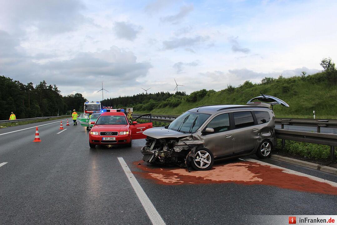 Dacia schleudert quer über Autobahn