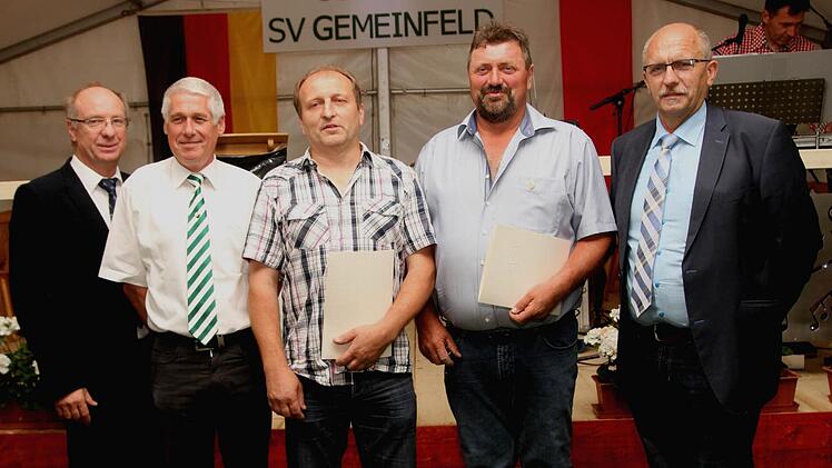 Für langjährige aktive Mitarbeit im Vorstand wurden Uwe Räth (Dritter von links) und Günter Behr (Zweiter von rechts) ausgezeichnet. Foto: Günther Geiling