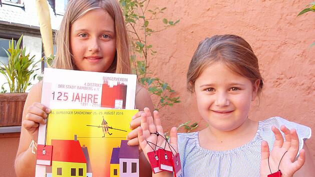 St. Elisabeth balanciert auf dem Drahtseil - das Motiv für das Festabzeichen gefällt auch diesen jungen Sandkerwa-Fans.  Foto: privat