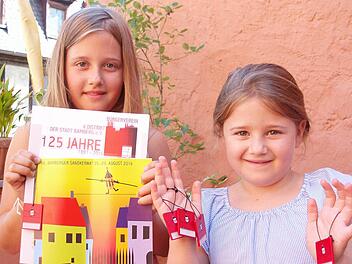 St. Elisabeth balanciert auf dem Drahtseil - das Motiv f&uuml;r das Festabzeichen gef&auml;llt auch diesen jungen Sandkerwa-Fans.  Foto: privat