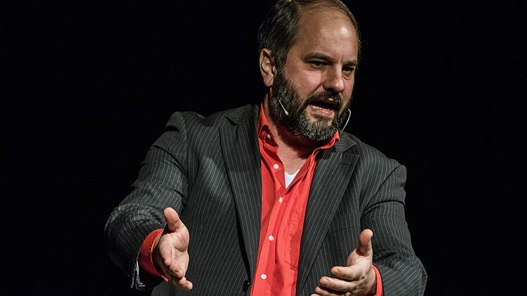 Matthias Egersdörfer bei seinem Auftritt im ausverkauften Saal des "Schwarzen Bären" in Beiersdorf Foto: Jochen Berger