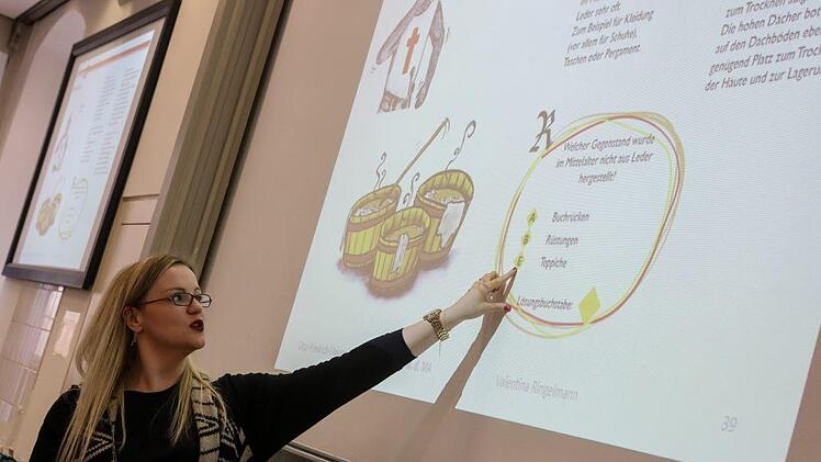 Am Samstag bestiegen rund 90 junge Studierende eine Zeitmaschine und reisten mit Valentina Ringelmann ins mittelalterliche Bamberg. Foto: Barbara Herbst