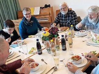 Die Konfirmanden des Jahrgangs 2019 aus Unterlauter besuchten im Haus "Löwenquell" Senioren.  Foto: Tina Brückner