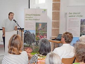 Landrat Hermann Ulm bei der Ausstellungser&ouml;ffnung in St. Gereon; gezeigt wird die Ausstellung im Foyer des Landratsamtes.  Foto: Sonja Hoffmann