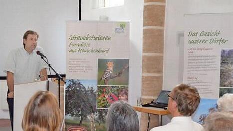 Landrat Hermann Ulm bei der Ausstellungser&ouml;ffnung in St. Gereon; gezeigt wird die Ausstellung im Foyer des Landratsamtes.  Foto: Sonja Hoffmann