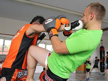 Beim Training geht es zwischen Ugur Eren (links) und Bernhard Dietz schon mal zur Sache.  Fotos: Dominic Buckreus