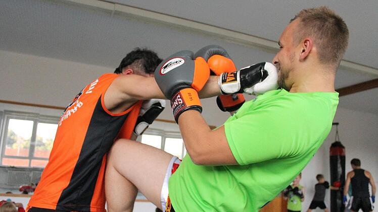 Beim Training geht es zwischen Ugur Eren (links) und Bernhard Dietz schon mal zur Sache.  Fotos: Dominic Buckreus