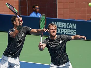 Eine Fliege mit zwei Klappen? Der Coburger Tennisprofi Kevin Krawietz (re.) schaffte es mit seinem Doppelpartner Andreas Mies aus Köln nach dem French-Open-Sieg bei den US Open ins Halbfinale. In der zweiten Runde am 31. August besiegten sie ein us-amerikanisches Duo. Jürgen Hasenkopf