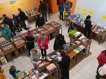 Das gro&szlig;e nach Themen sortierte B&uuml;cherangebot begeisterte die Besucher. Foto: Marianne Fischer