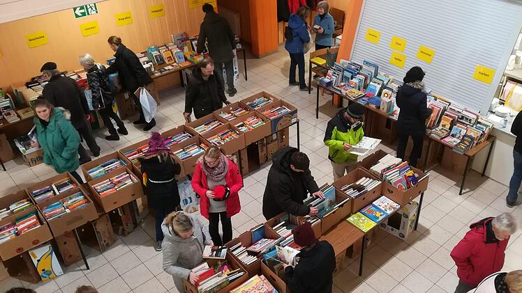 Das gro&szlig;e nach Themen sortierte B&uuml;cherangebot begeisterte die Besucher. Foto: Marianne Fischer