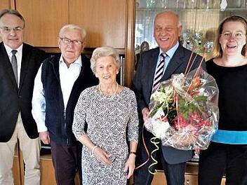 Diamantene Hochzeit feierten Alfred und Ilse Opel (Zweiter und Dritte von links). Zu den Gratulanten zählten (von links) Pfarrer Peter Brünnhäußer, Bürgermeister Hermann Anselstetter und die Vorsitzende des VdK-Ortsverbands Wirsberg, Stefanie Schmidt. Foto: Werner Reißaus