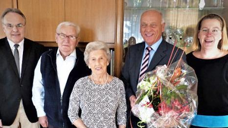Diamantene Hochzeit feierten Alfred und Ilse Opel (Zweiter und Dritte von links). Zu den Gratulanten zählten (von links) Pfarrer Peter Brünnhäußer, Bürgermeister Hermann Anselstetter und die Vorsitzende des VdK-Ortsverbands Wirsberg, Stefanie Schmidt. Foto: Werner Reißaus