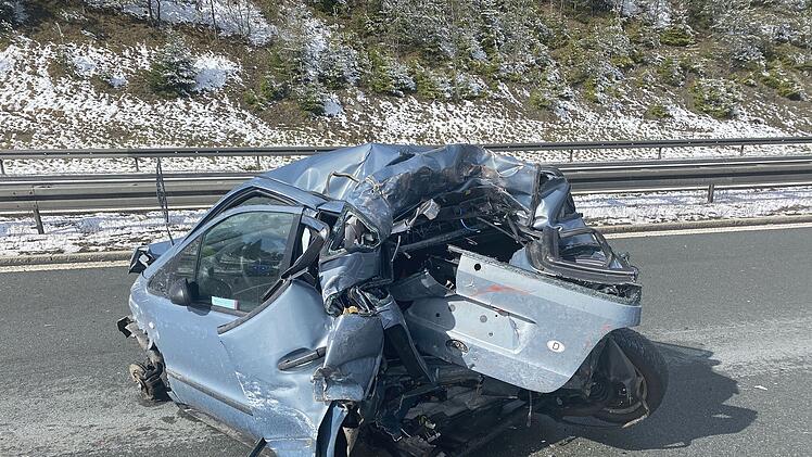 Ein 22-Jähriger hatte bei einem Unfall auf der A93 viel Glück.