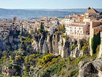 View of the medieval city of Cuenca, located on the cliffs in Spain. Blick auf die mittelalterliche Stadt Cuenca, die auf den Klippen in Spanien liegt.
