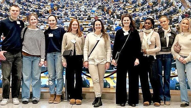 Nachhaltige Eindr&uuml;cke sammelten vier Sch&uuml;ler des Gymnasiums Burgkunstadt zusammen mit Lehrerin Annika Keyser sowie einigen Sch&uuml;lerinnen aus Norwegen bei der Erasmusfahrt in Br&uuml;ssel &ndash; hier im Europaparlament.