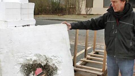 Nach 35 Sekunden hatte sich die Flamme bei einem Versuch durch das Styropor gefressen, dann ging sie aus, sagt Andreas Wiedamann.