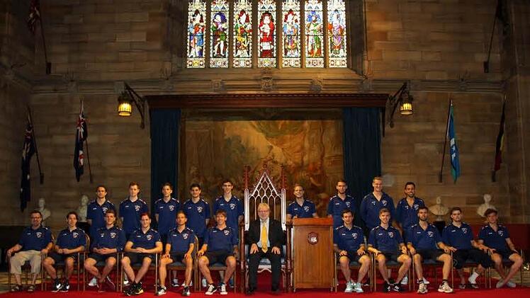 Präsident Godehard Ruppert (Mitte) mit "seinem" Fußball-Team in der alt ehrwürdigen Assembly Hall der Universität Sydney.