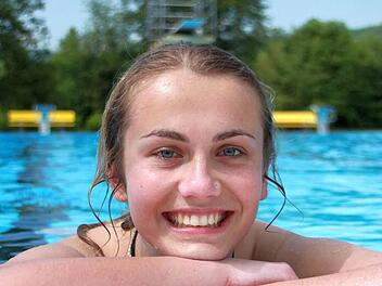 Tatjana aus Ebermannstadt hat es satt, sich von dunklen Wolken die Sommerlaune verderben zu lassen. "Das Wasser ist gar nicht so kalt, wie ich es mir vorgestellt habe." Im "Ebser Mare" konnte Tatjana am Dienstag trotzdem fast alleine den Pool genießen. Foto: Nikolas Pelke