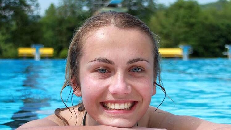 Tatjana aus Ebermannstadt hat es satt, sich von dunklen Wolken die Sommerlaune verderben zu lassen. "Das Wasser ist gar nicht so kalt, wie ich es mir vorgestellt habe." Im "Ebser Mare" konnte Tatjana am Dienstag trotzdem fast alleine den Pool genießen. Foto: Nikolas Pelke